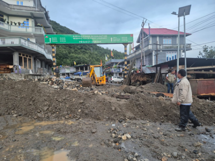 Landslides hit Arunachal’s Tawang; BRO helps stranded tourists, locals | Landslides hit Arunachal’s Tawang; BRO helps stranded tourists, locals Landslides hit Arunachal’s Tawang; BRO helps stranded tourists, locals | Landslides hit Arunachal’s Tawang; BRO helps stranded tourists, locals