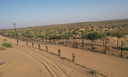 BSF detains Bengal man trying to cross India-Pakistan border in Rajasthan | BSF detains Bengal man trying to cross India-Pakistan border in Rajasthan BSF detains Bengal man trying to cross India-Pakistan border in Rajasthan | BSF detains Bengal man trying to cross India-Pakistan border in Rajasthan