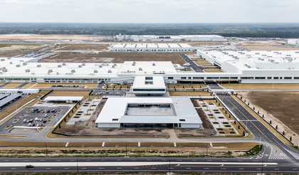 US detains some 450 workers in Hyundai-LG battery plant site raid in Georgia | US detains some 450 workers in Hyundai-LG battery plant site raid in Georgia US detains some 450 workers in Hyundai-LG battery plant site raid in Georgia | US detains some 450 workers in Hyundai-LG battery plant site raid in Georgia