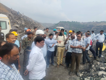 Six labourers missing as van plunges 300 feet in Dhanbad coal mine, rescue op underway | Six labourers missing as van plunges 300 feet in Dhanbad coal mine, rescue op underway Six labourers missing as van plunges 300 feet in Dhanbad coal mine, rescue op underway | Six labourers missing as van plunges 300 feet in Dhanbad coal mine, rescue op underway