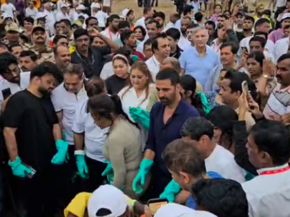 Akshay Kumar cleans up Mumbai’s Juhu beach a day after Ganpati Visarjan | Akshay Kumar cleans up Mumbai’s Juhu beach a day after Ganpati Visarjan Akshay Kumar cleans up Mumbai’s Juhu beach a day after Ganpati Visarjan | Akshay Kumar cleans up Mumbai’s Juhu beach a day after Ganpati Visarjan