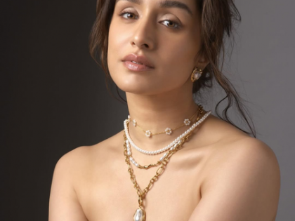 Shraddha Kapoor devours all of 6 “Ukadiche Modak” on Ganpati Visarjan | Shraddha Kapoor devours all of 6 “Ukadiche Modak” on Ganpati Visarjan Shraddha Kapoor devours all of 6 “Ukadiche Modak” on Ganpati Visarjan | Shraddha Kapoor devours all of 6 “Ukadiche Modak” on Ganpati Visarjan
