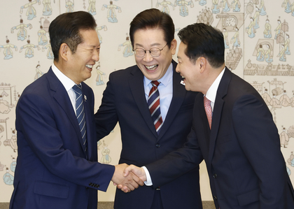 South Korean Prez Lee holds meeting with leaders of ruling, opposition parties | South Korean Prez Lee holds meeting with leaders of ruling, opposition parties South Korean Prez Lee holds meeting with leaders of ruling, opposition parties | South Korean Prez Lee holds meeting with leaders of ruling, opposition parties