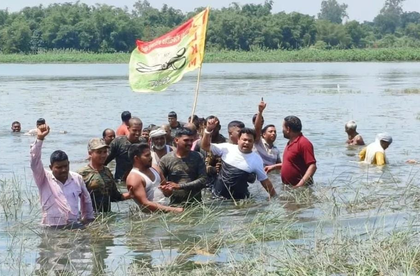 Villagers clash with police at Jharkhand dam over land dispute, threaten mass ‘jal samadhi’ | Villagers clash with police at Jharkhand dam over land dispute, threaten mass ‘jal samadhi’ Villagers clash with police at Jharkhand dam over land dispute, threaten mass ‘jal samadhi’ | Villagers clash with police at Jharkhand dam over land dispute, threaten mass ‘jal samadhi’
