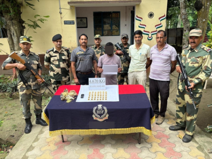 BSF arrests smuggler, seizes gold valued at Rs 5cr along India-B'desh border | BSF arrests smuggler, seizes gold valued at Rs 5cr along India-B'desh border BSF arrests smuggler, seizes gold valued at Rs 5cr along India-B'desh border | BSF arrests smuggler, seizes gold valued at Rs 5cr along India-B'desh border