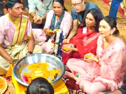 Rakul Preet Singh performs Ganga Aarti during her religious visit to Kashi | Rakul Preet Singh performs Ganga Aarti during her religious visit to Kashi