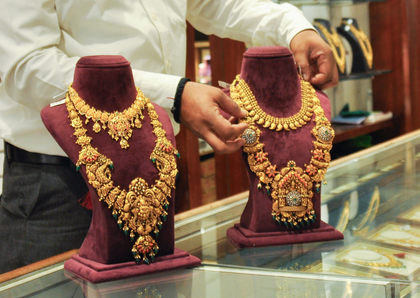 Gold prices surge to record high amid safe haven demand | Gold prices surge to record high amid safe haven demand