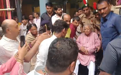RJD chief Lalu Yadav performs 'pind daan' with family at Vishnupad temple during Pitru Paksha fair in Gaya | RJD chief Lalu Yadav performs 'pind daan' with family at Vishnupad temple during Pitru Paksha fair in Gaya