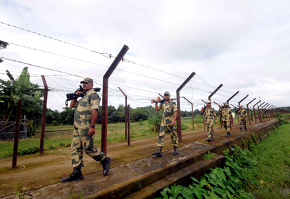 Security heightened at Indo-Nepal border in Bengal; trucks, tourists stranded | Security heightened at Indo-Nepal border in Bengal; trucks, tourists stranded