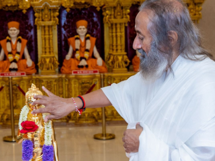 Art of Living founder Sri Sri Ravi Shankar visits BAPS temple in Mumbai  | Art of Living founder Sri Sri Ravi Shankar visits BAPS temple in Mumbai 
