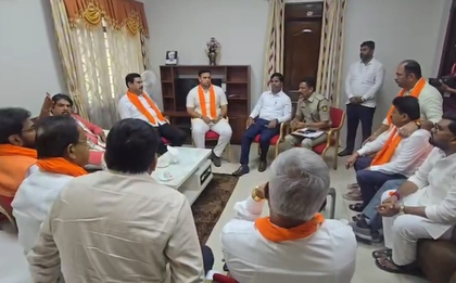 Ganesh Visarjan violence: K'taka BJP delegation meets district administration, demands judicial probe | Ganesh Visarjan violence: K'taka BJP delegation meets district administration, demands judicial probe Ganesh Visarjan violence: K'taka BJP delegation meets district administration, demands judicial probe | Ganesh Visarjan violence: K'taka BJP delegation meets district administration, demands judicial probe