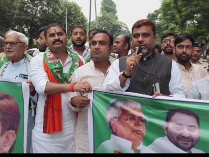 Bihar: AIMIM demands entry into INDIA Bloc; beats drums outside Lalu Prasad Yadav’s residence | Bihar: AIMIM demands entry into INDIA Bloc; beats drums outside Lalu Prasad Yadav’s residence