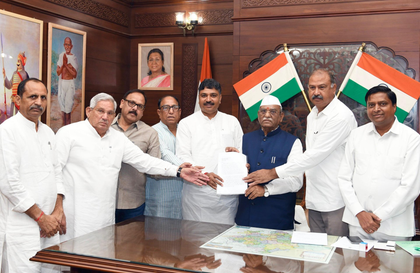 Congress submits memorandum to Guv over 'spying' in Rajasthan Assembly | Congress submits memorandum to Guv over 'spying' in Rajasthan Assembly