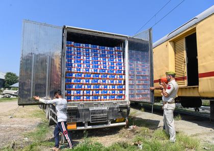 Freight train delivers first consignment of apples from Kashmir to Jammu | Freight train delivers first consignment of apples from Kashmir to Jammu