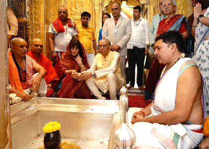 Mauritius PM Ramgoolam offers prayers at Kashi Vishwanath Temple in Varanasi | Mauritius PM Ramgoolam offers prayers at Kashi Vishwanath Temple in Varanasi