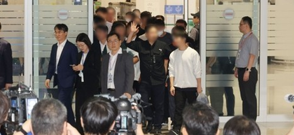 Korean workers rejoice as they return home after detention in US immigration raid | Korean workers rejoice as they return home after detention in US immigration raid
