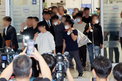 South Korean workers return home after immigration detention in US | South Korean workers return home after immigration detention in US South Korean workers return home after immigration detention in US | South Korean workers return home after immigration detention in US