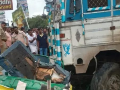 Two killed as canter rams into auto & car in Karnataka | Two killed as canter rams into auto & car in Karnataka Two killed as canter rams into auto & car in Karnataka | Two killed as canter rams into auto & car in Karnataka