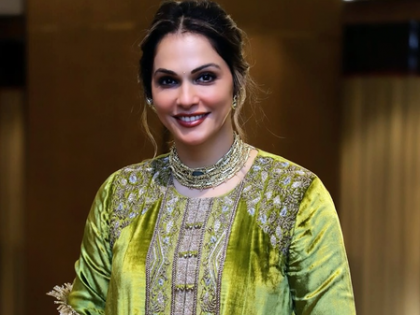 Isha Koppikar croons ‘Chal Kahin Door Nikal Jayen’ as she enjoys Mumbai rains | Isha Koppikar croons ‘Chal Kahin Door Nikal Jayen’ as she enjoys Mumbai rains