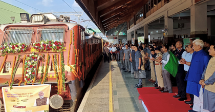 J&K L-G flags off 1st dedicated parcel train carrying apples from Srinagar to Delhi amid growers' protest | J&K L-G flags off 1st dedicated parcel train carrying apples from Srinagar to Delhi amid growers' protest J&K L-G flags off 1st dedicated parcel train carrying apples from Srinagar to Delhi amid growers' protest | J&K L-G flags off 1st dedicated parcel train carrying apples from Srinagar to Delhi amid growers' protest