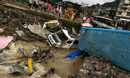 Cloudburst in Himachal’s Mandi washes away buses, buries houses, shops | Cloudburst in Himachal’s Mandi washes away buses, buries houses, shops Cloudburst in Himachal’s Mandi washes away buses, buries houses, shops | Cloudburst in Himachal’s Mandi washes away buses, buries houses, shops