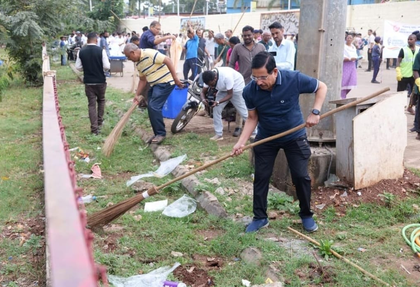 Pralhad Joshi takes part in Swachh Bharat campaign, appeals for blood donation on PM Modi's birthday | Pralhad Joshi takes part in Swachh Bharat campaign, appeals for blood donation on PM Modi's birthday