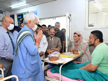 J&K L-G distributes fruits to patients in Srinagar hospital to foster selfless service on PM’s birthday | J&K L-G distributes fruits to patients in Srinagar hospital to foster selfless service on PM’s birthday
