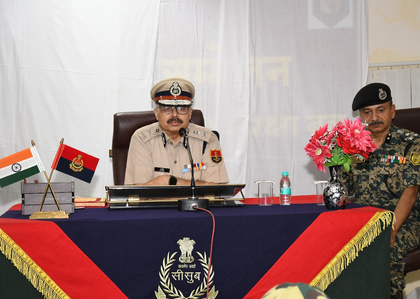 Rajasthan DGP visits Barmer, boosts morale of BSF | Rajasthan DGP visits Barmer, boosts morale of BSF