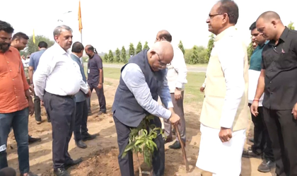Shivraj Singh Chouhan plants 75 saplings to mark PM Modi's birthday | Shivraj Singh Chouhan plants 75 saplings to mark PM Modi's birthday