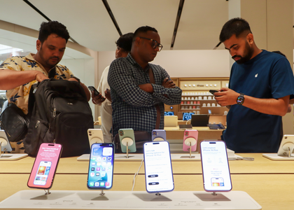 Global smartphone shipments fall as Apple leads Q1 for 1st time | Global smartphone shipments fall as Apple leads Q1 for 1st time Global smartphone shipments fall as Apple leads Q1 for 1st time | Global smartphone shipments fall as Apple leads Q1 for 1st time