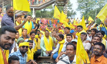 Kurmi agitators demanding tribal status block railway tracks at over 15 locations in Jharkhand | Kurmi agitators demanding tribal status block railway tracks at over 15 locations in Jharkhand