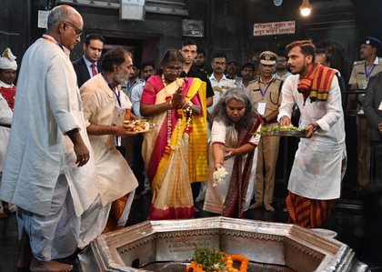 President Droupadi Murmu performs 'pind daan' at Gayaji | President Droupadi Murmu performs 'pind daan' at Gayaji President Droupadi Murmu performs 'pind daan' at Gayaji | President Droupadi Murmu performs 'pind daan' at Gayaji