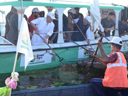 J&K L-G joins cleanliness drive in Srinagar's Dal Lake as part of 'Sewa Parv' | J&K L-G joins cleanliness drive in Srinagar's Dal Lake as part of 'Sewa Parv'