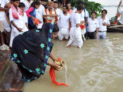 Thousands throng river ghats in Bengal to offer ‘tarpan’ on Mahalaya | Thousands throng river ghats in Bengal to offer ‘tarpan’ on Mahalaya