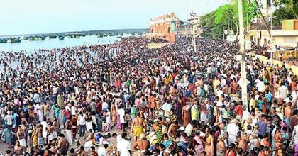 Devotees observe 'Mahalaya Amavasya' rituals at Rameswaram Agni Theertham in TN | Devotees observe 'Mahalaya Amavasya' rituals at Rameswaram Agni Theertham in TN