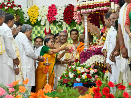 Banu Mushtaq inaugurates Mysuru Dusshera with floral tribute to Goddess Chamundeshwari | Banu Mushtaq inaugurates Mysuru Dusshera with floral tribute to Goddess Chamundeshwari