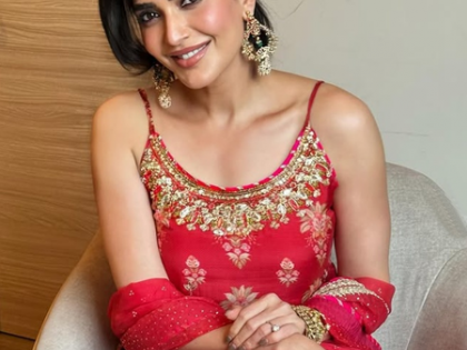 Karishma Tanna ditches flight, enjoys train ride to Surat | Karishma Tanna ditches flight, enjoys train ride to Surat Karishma Tanna ditches flight, enjoys train ride to Surat | Karishma Tanna ditches flight, enjoys train ride to Surat