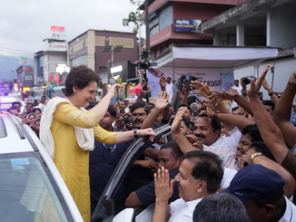 Sonia, Priyanka Gandhi surprise Ramesh Chennithala during anti-drug campaign in Wayanad | Sonia, Priyanka Gandhi surprise Ramesh Chennithala during anti-drug campaign in Wayanad