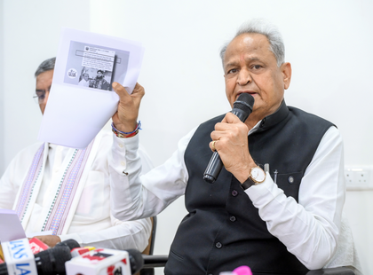 Gehlot condemns 'Shastra Poojan' inside Rajasthan University; police action against NSUI workers | Gehlot condemns 'Shastra Poojan' inside Rajasthan University; police action against NSUI workers
