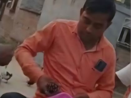 Viral video shows Trinamool leader selling firearms in Bengal's Birbhum | Viral video shows Trinamool leader selling firearms in Bengal's Birbhum
