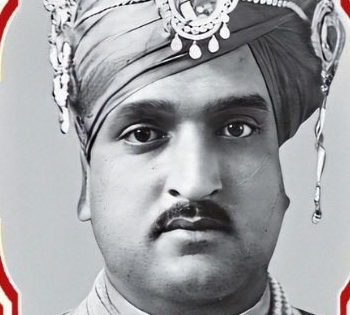 J&K L-G pays tribute to Maharaja Hari Singh on his 130th birth anniversary | J&K L-G pays tribute to Maharaja Hari Singh on his 130th birth anniversary