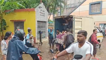 Kolkata waterlogged after cloudburst; residents hitch rides in pickup trucks to reach destinations | Kolkata waterlogged after cloudburst; residents hitch rides in pickup trucks to reach destinations