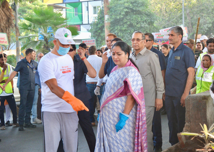 CM Rekha Gupta, ministers partake in cleanliness drive, remove garbage from Ring Road | CM Rekha Gupta, ministers partake in cleanliness drive, remove garbage from Ring Road