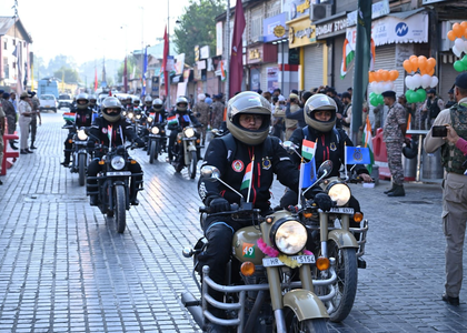 CRPF DG flags off all-women bike expedition from Srinagar’s Lal Chowk | CRPF DG flags off all-women bike expedition from Srinagar’s Lal Chowk