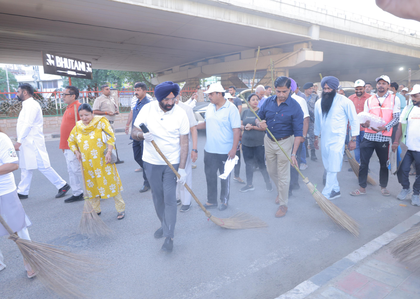 Sirsa, Pankaj Singh lead Delhi ministers in Ring Road cleanliness drive | Sirsa, Pankaj Singh lead Delhi ministers in Ring Road cleanliness drive