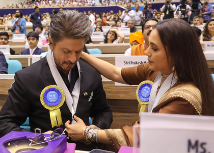 Rani Mukerji fixes lanyard of SRK’s National Award | Rani Mukerji fixes lanyard of SRK’s National Award
