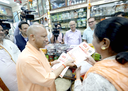 CM Yogi visits Lucknow shops, assures 'biggest GST benefits' to UP's traders and consumers  | CM Yogi visits Lucknow shops, assures 'biggest GST benefits' to UP's traders and consumers 