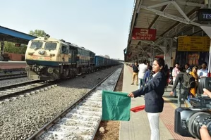 Cabinet clears Rs 1,866 crore bonus for Railway staff ahead of Diwali | Cabinet clears Rs 1,866 crore bonus for Railway staff ahead of Diwali