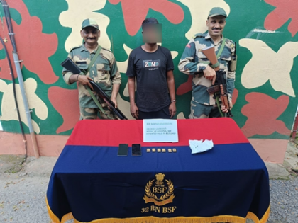 BSF arrests smuggler along India-B'desh border, seizes gold valued at Rs 80.55 lakh | BSF arrests smuggler along India-B'desh border, seizes gold valued at Rs 80.55 lakh BSF arrests smuggler along India-B'desh border, seizes gold valued at Rs 80.55 lakh | BSF arrests smuggler along India-B'desh border, seizes gold valued at Rs 80.55 lakh