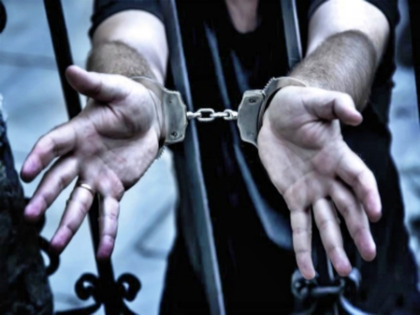 Robbers snatch super cop’s mobile phones in Bhopal’s VIP zone; two arrested | Robbers snatch super cop’s mobile phones in Bhopal’s VIP zone; two arrested Robbers snatch super cop’s mobile phones in Bhopal’s VIP zone; two arrested | Robbers snatch super cop’s mobile phones in Bhopal’s VIP zone; two arrested
